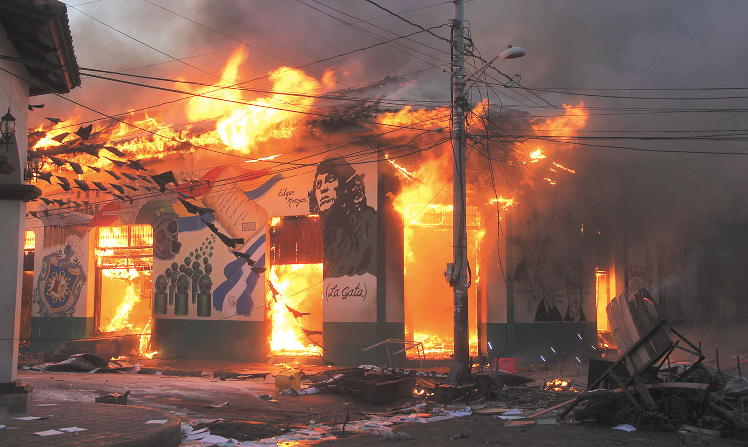 Edificio en llamas con murales durante la crisis de Nicaragua en 2018