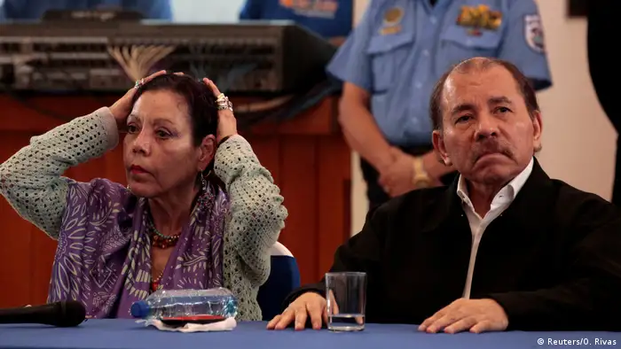 Rosario Murillo y Daniel Ortega sentados en una mesa durante un acto oficial